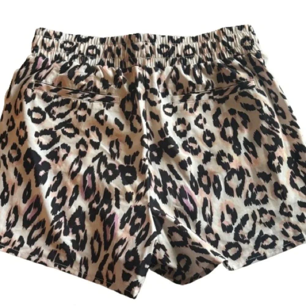 NWT Johnny Was Calme Women’s Elements White Animal Print Hike Short Size XS - Picture 5 of 7
